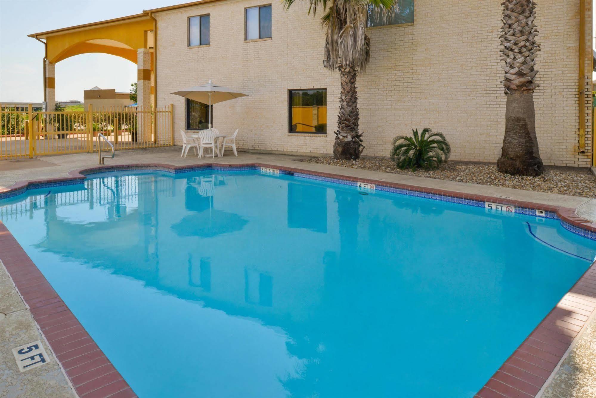 Americas Best Value Inn & Suites Waller/Prairie View Exterior foto